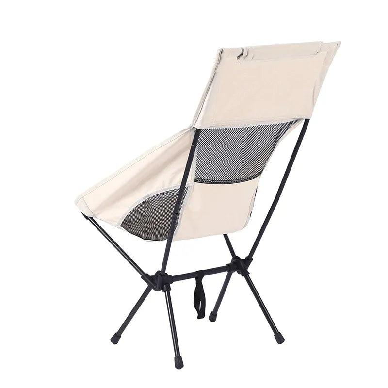 Vista traseira da Cadeira Sunset com encosto alto, reforçando a estabilidade e a qualidade premium dos materiais.