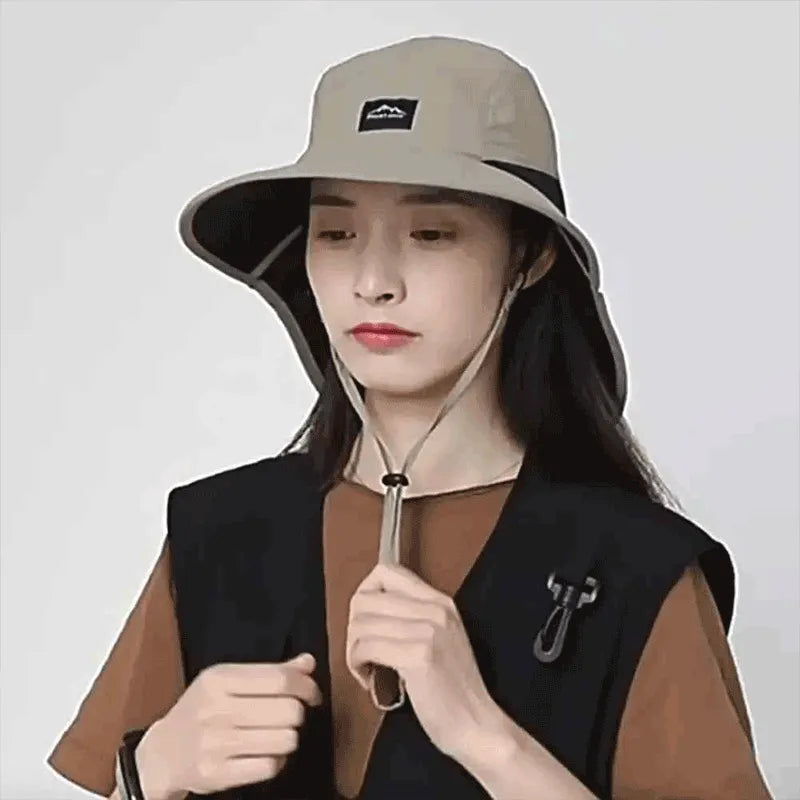 Usuária ajustando o cinto do chapéu, mostrando o ajuste confortável e o design multifuncional de Alto Valor.