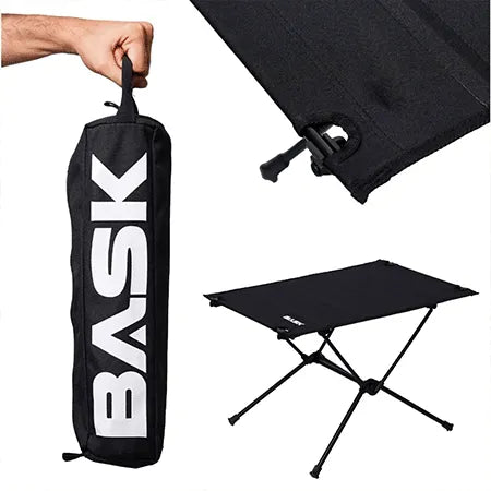 Mesa dobrável sendo carregada na bolsa compacta na mão, evidenciando a portabilidade ultraleve para viagem imediata.