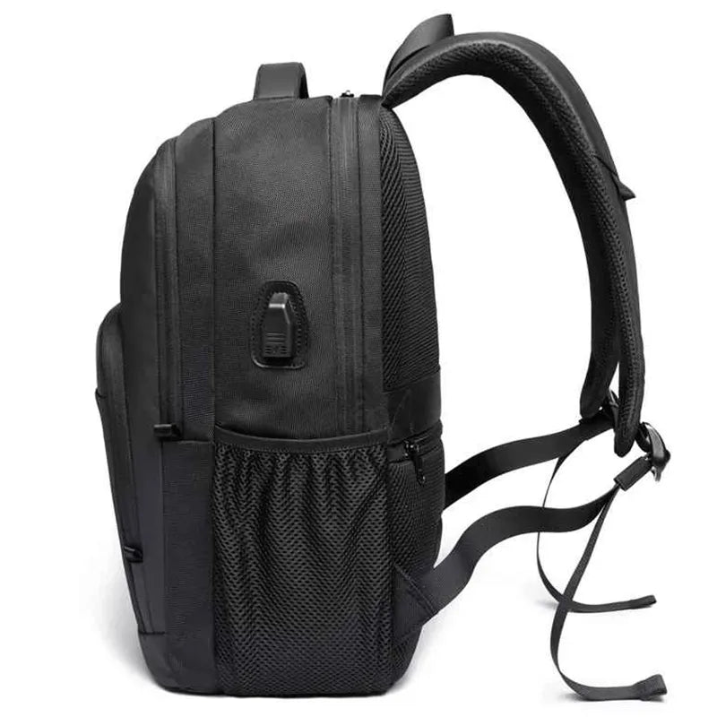 Vista lateral da mochila, mostrando o painel respirável e a porta USB lateral, combinando conforto e tecnologia.