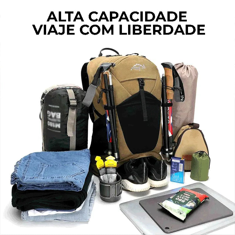 Mochila com diversos itens organizados, mostrando a alta capacidade para que o usuário possa viajar com liberdade e organização.
