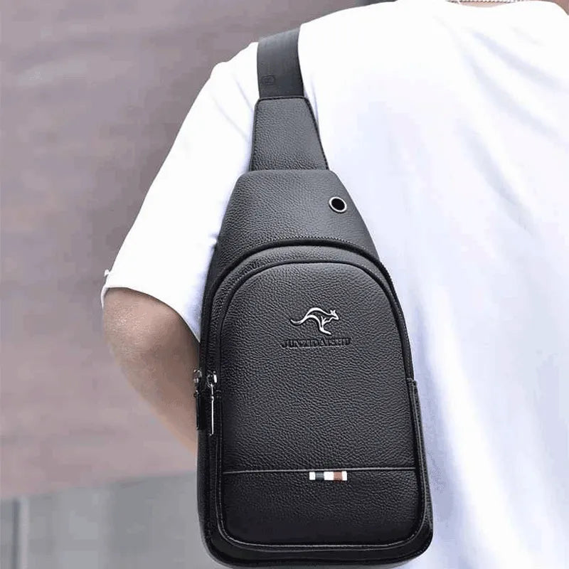 Usuário utilizando a Shoulder Bag, enfatizando o design ergonômico e o conforto para uso diário e a portabilidade.