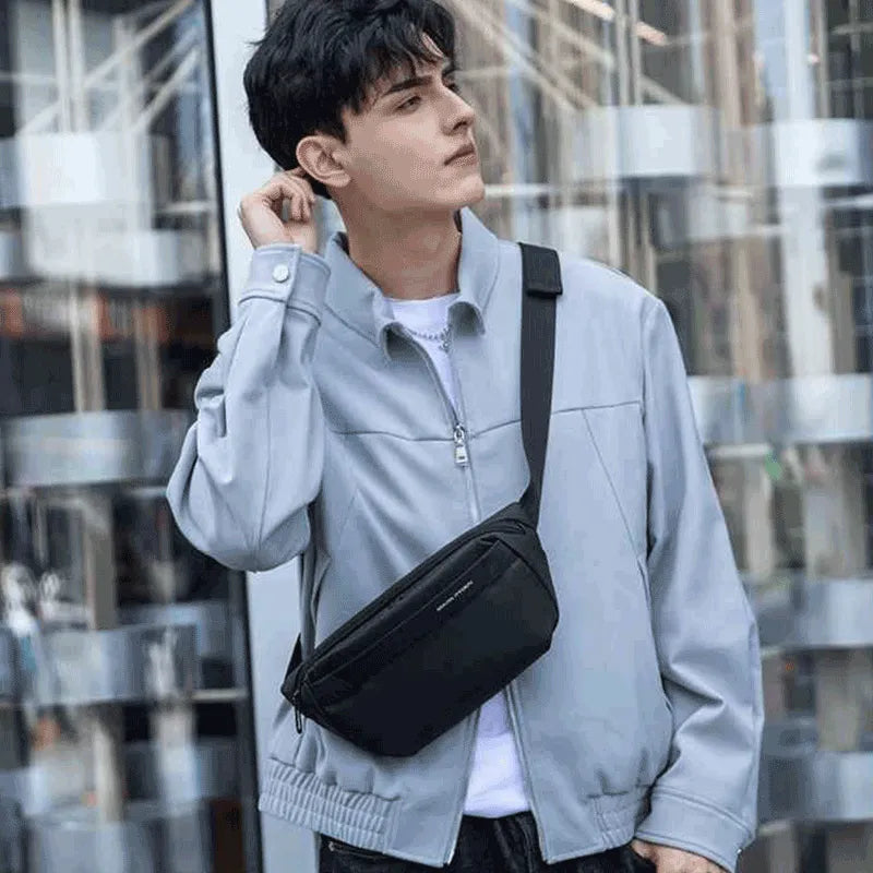 Usuário utilizando a Shoulder Bag na moda transversal, combinando estilo casual e conforto no dia a dia.