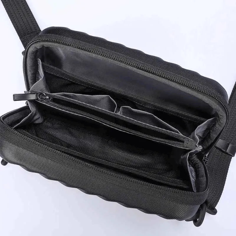 Vista interna da bolsa, mostrando a organização multi-camadas e os compartimentos seguros para funcionalidade e conveniência.