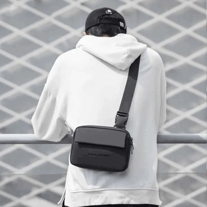 Usuário com a bolsa no modo transversal, destacando o uso urbano e o estilo premium do design slim e portátil.