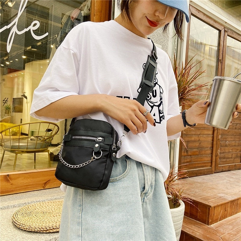 Bolsa Feminina Impermeável Transversal Pequena com Corrente