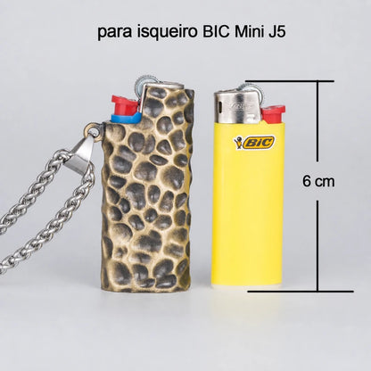 porta-isqueiro-bic-mini-j5-colar-vintage-bic-mini-j5 - Porta isqueiro BIC Mini J5 com imagem traduzida de compatibilidade e altura de 6 cm.