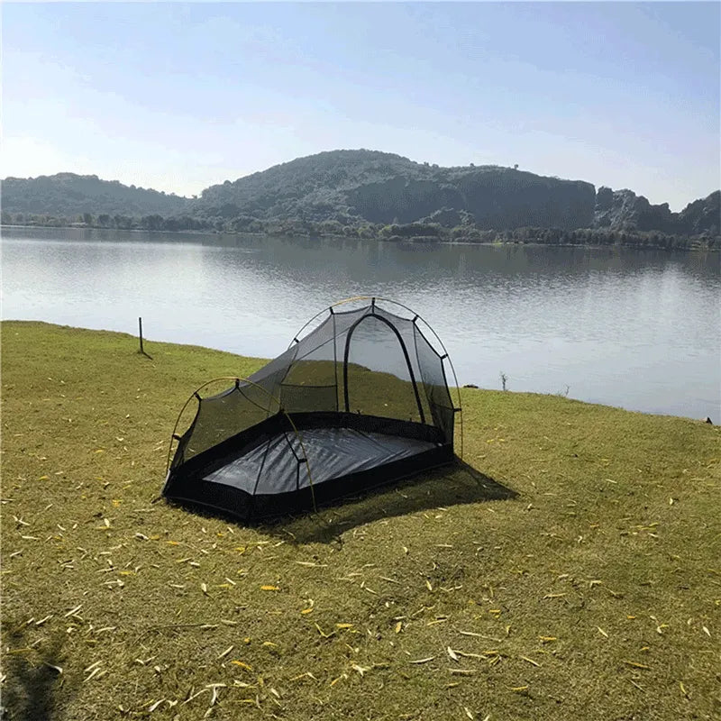 Barraca interna mosquiteiro removível montada em paisagem natural, ideal para ventilação e experiência outdoor com conforto.