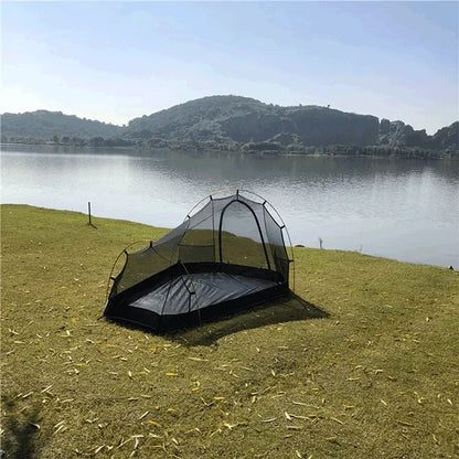 Barraca interna mosquiteiro removível montada em paisagem natural, ideal para ventilação e experiência outdoor com conforto.