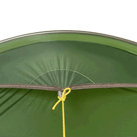 Close-up do detalhe da vedação superior e acabamento, reforçando a durabilidade da barraca em condições climáticas adversas.