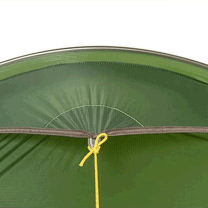 Close-up do detalhe da vedação superior e acabamento, reforçando a durabilidade da barraca em condições climáticas adversas.