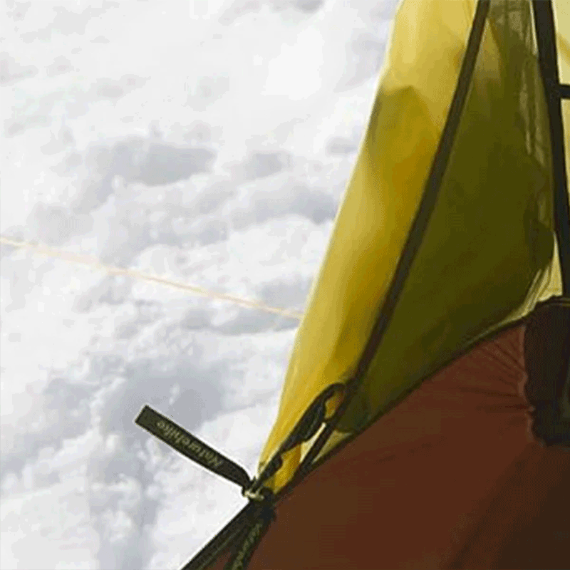 Barraca no cenário de neve, evidenciando o design especial de excelente ventilação traseira, crucial para uso em 4 estações.