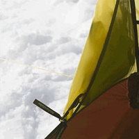 Barraca no cenário de neve, evidenciando o design especial de excelente ventilação traseira, crucial para uso em 4 estações.