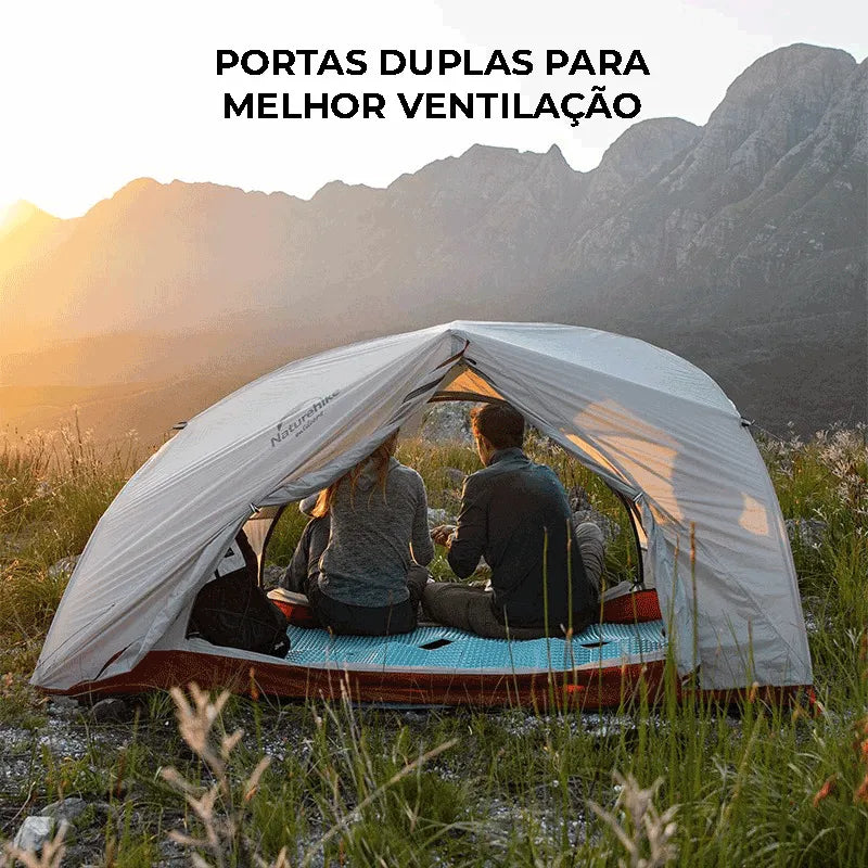 Interior da barraca espaçoso para 2 pessoas, promovendo conforto térmico e higiene no uso com sacos de dormir de qualidade.