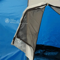 Close-up da porta com tela contra mosquitos, priorizando o conforto e a higiene dos ocupantes com ventilação segura.