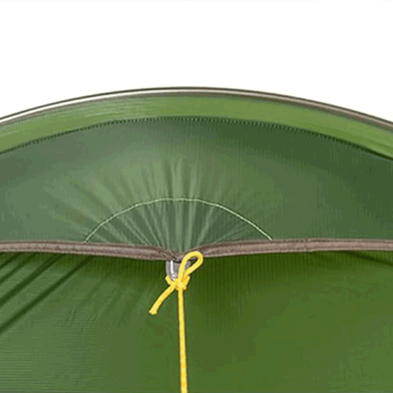 Close-up do detalhe da vedação superior e acabamento, reforçando a durabilidade da barraca em condições climáticas adversas.