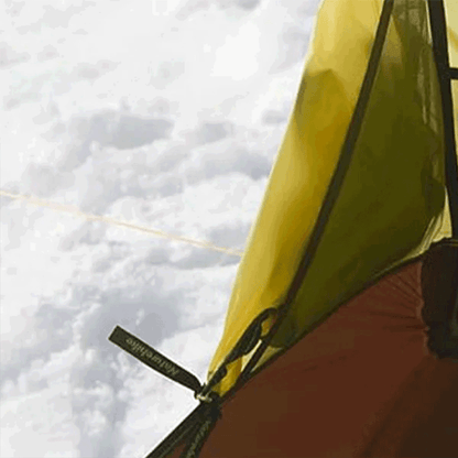 Barraca no cenário de neve, evidenciando o design especial de excelente ventilação traseira, crucial para uso em 4 estações.