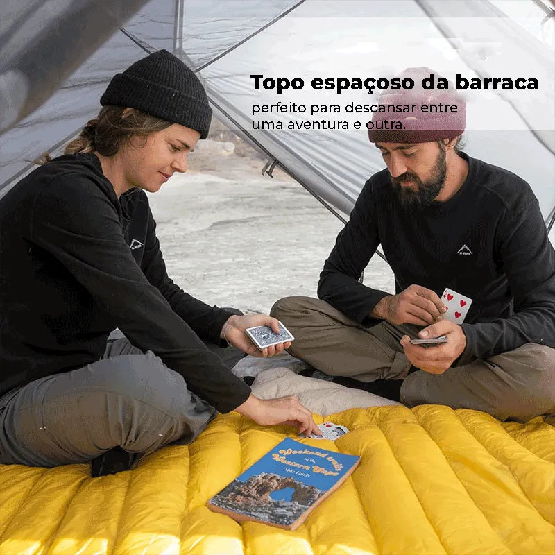 Casal relaxando dentro da barraca, focando no topo espaçoso e no conforto interno, ideal para descanso entre aventuras.