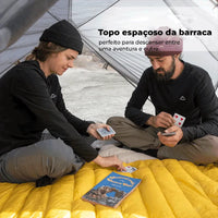 Casal relaxando dentro da barraca, focando no topo espaçoso e no conforto interno, ideal para descanso entre aventuras.