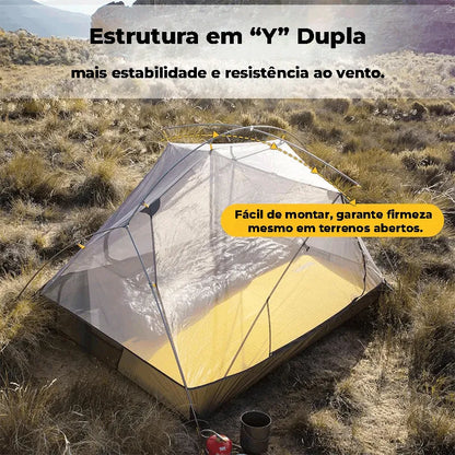 Tenda interna (mosquiteiro) montada em terreno irregular, destacando a leveza, malha respirável e proteção anti-mosquito.