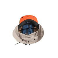 Vista interna/superior do boné, mostrando a proteção de nuca dobrada e o design funcional para proteção solar.