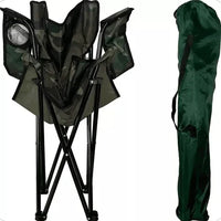 Cadeira em processo de fácil dobramento, pronta para ser guardada na bolsa de transporte para portabilidade compacta.