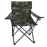 Cadeira dobrável camuflada com porta copos embutido no braço, oferecendo conforto e praticidade.