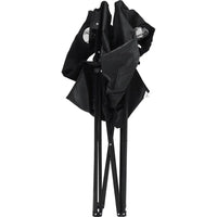 Cadeira dobrável preta em processo de fácil dobramento, ideal para portabilidade e conveniência no transporte.