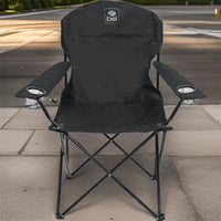 Cadeira portátil com encosto alto em ambiente externo, garantindo conforto e segurança devido à estrutura robusta.