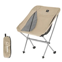 Cadeira dobrável portátil marrom em fundo isolado com bolsa de transporte compacta, evidenciando o design ultraleve e a estrutura de Alumínio 7001.