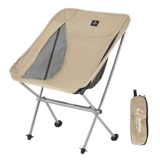 Cadeira dobrável portátil marrom em fundo isolado com bolsa de transporte compacta, evidenciando o design ultraleve e a estrutura de Alumínio 7001.