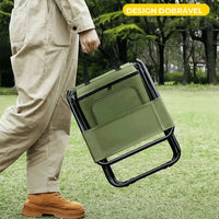 Close-up da mão pegando garrafa do cooler térmico, comprovando a conveniência e o isolamento para manter bebidas frescas.