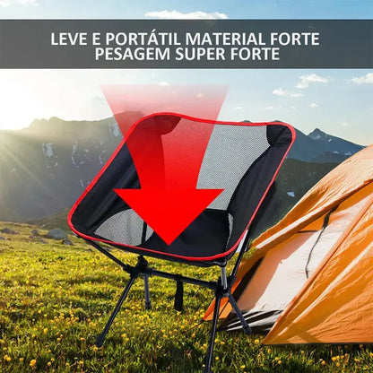 Demonstração de resistência e suporte de peso da cadeira portátil vermelha em ambiente outdoor