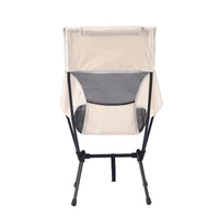 Vista traseira da Cadeira Sunset com encosto alto, reforçando a estabilidade e a qualidade premium dos materiais.