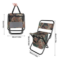 Cadeira compacta camuflada com dimensões, enfatizando a portabilidade e a durabilidade da estrutura dobrável.