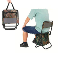 Pessoa utilizando a cadeira camuflada, ilustrando o uso prático e a conveniência do transporte fácil no mesmo quadro.