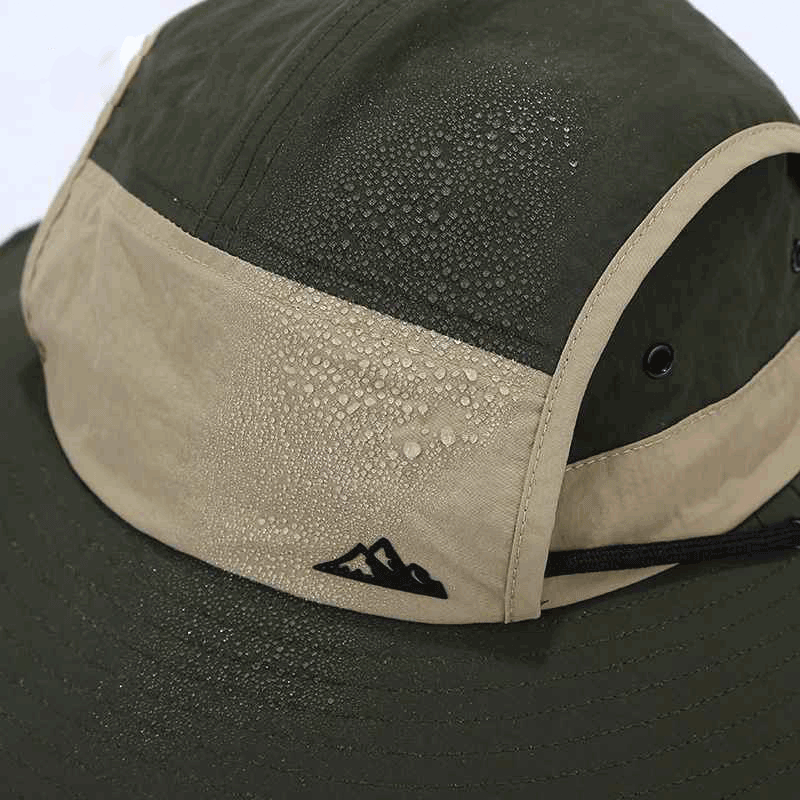 Close-up do tecido repelente à água no chapéu, comprovando a durabilidade e a proteção superior do material.