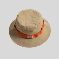 Chapéu pescador estilo bucket com aba larga, reforçando o design casual e o Alto Valor do acessório.