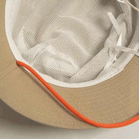 Vista interna do chapéu, mostrando a tela respirável interna e a alça de segurança, essenciais para conforto e durabilidade.