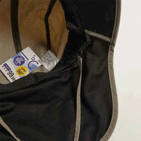 Vista interna do chapéu com tela respirável e etiqueta de proteção UPF50+ (99.99% UV), USP de conforto e durabilidade.