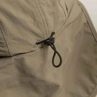 Close-up do cinto de ajuste na parte traseira, evidenciando a costura reforçada que garante durabilidade e segurança.