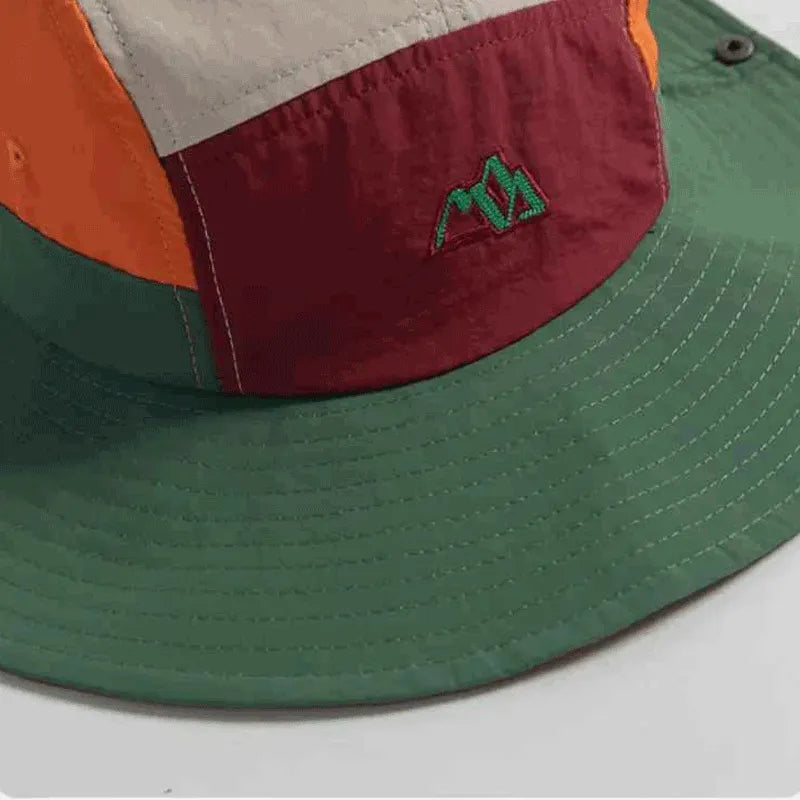 Close-up do tecido resistente e costura do chapéu, destacando o design exclusivo de cores para durabilidade.