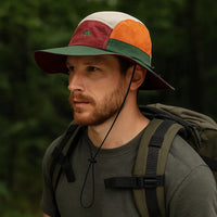 modelo usando o Chapéu Bucket | Explorer Shield na floresta indo para seu camping