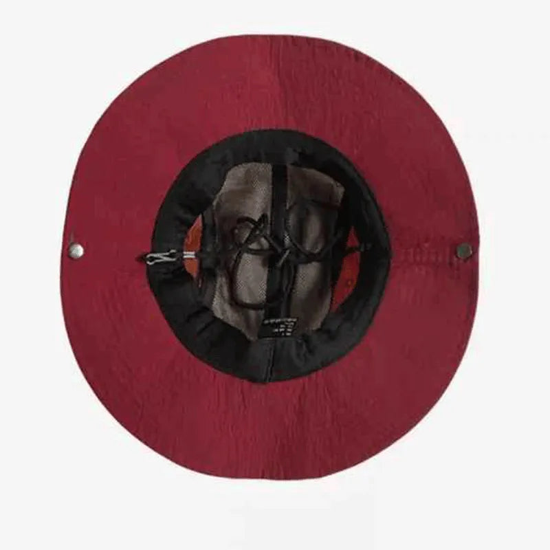 Vista superior interna da aba em dupla face (vermelho), reforçando a versatilidade e o design funcional para proteção solar.