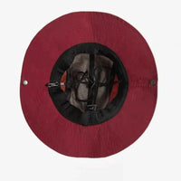 Vista superior interna da aba em dupla face (vermelho), reforçando a versatilidade e o design funcional para proteção solar.