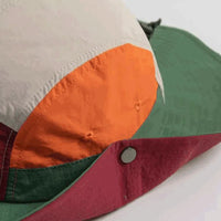 Close-up do painel lateral com costura reforçada e botão de fixação, garantindo durabilidade e Alto Valor nos detalhes.