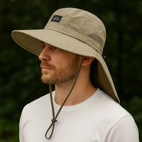 Chapéu Pescador com aba larga e logo, destacando o design clássico e a proteção solar para o aventureiro.