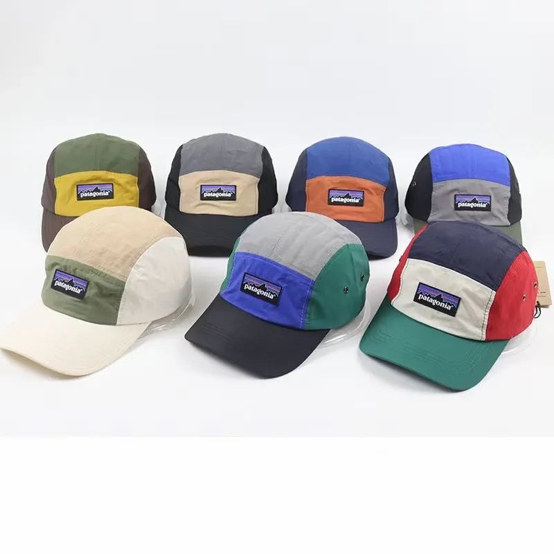 Exposição de vários bonés 5 painéis no estilo color block e design retro, mostrando a versatilidade de cores e o Alto Valor.