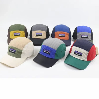 Exposição de vários bonés 5 painéis no estilo color block e design retro, mostrando a versatilidade de cores e o Alto Valor.