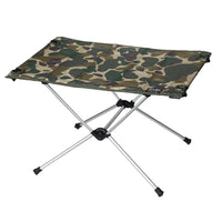 Cadeira dobrável camuflada com porta copos, estrutura reforçada garantindo durabilidade e segurança no acampamento.